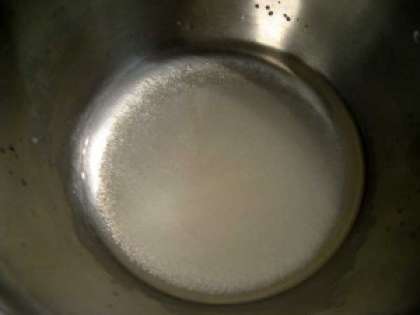 Растворить сахар в 50мл кипящей воды, несколько проварить на медленном огне.