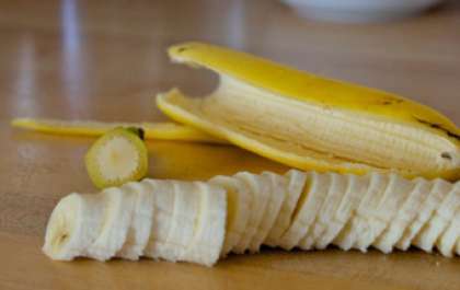Завершаем мы свою нарезку бананом. Так как это скоропортящийся фрукт и после очистки от кожуры он начинает темнеть, тем самым может придать не аппетитный вид нашим канапе. Режем его такими же кольцами, как и киви.