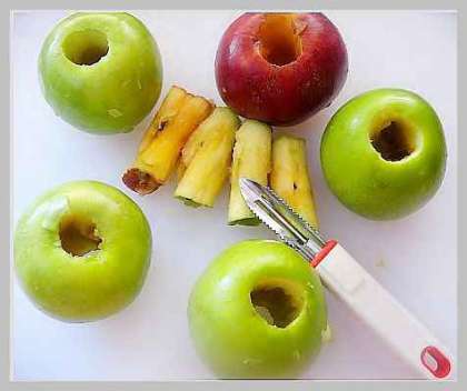 Помоем яблоки, вырезаем серединку так, чтобы у нас не осталось косточек.