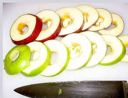 Теперь яблоки режем кольцами. Толщина колец должна быть среднего размера приблизительно 2 см.