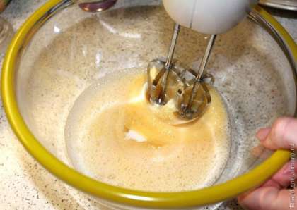 Взбейте хорошо миксером яйца и постепенно добавляйте сахар. Яичная масса должна посветлеть. Просейте муку вместе с содой и понемногу добавляйте в массу.