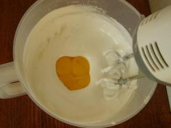 В начале отделите белки от желтков. С помощью миксера взбейте белки до состояния крепкой пены, постепенно добавляя сахар. Когда белковая масса готова, начинайте аккуратно вводить желтки.