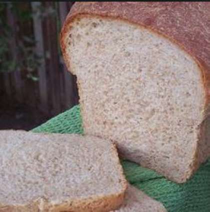 После полной выпечки хлеб вынимаем из хлебопечки, даем ему остыть в форме, после чего вынимаем.  Приятного аппетита!