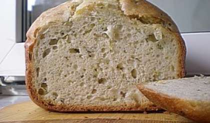 Когда Ваш домашний луковый хлеб полностью остынет – наслаждайтесь его приятным луковым вкусом и манящим ароматом. Наверняка, просмотрев пошаговый рецепт лукового хлеба в хлебопечке с фотографиями, Вам захочется воспользоваться им и начать печь хлеб в домашних условиях. Вам обязательно понравиться!