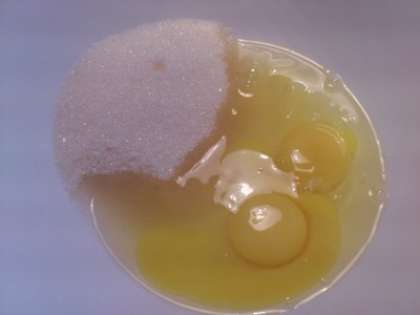 В емкости взбейте миксером яйца с сахаром, до образования густой пены.