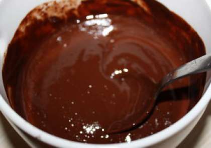 Берем 150 грамм шоколада, ломаем на кусочки, добавляем масло и топим на паровой бане.