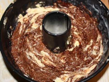 После этого начинаем выкладывать тесто в форму. Тесто выкладываем солями: белое тесто, шоколадное тесто и топленый шоколад. Следим, чтобы шоколад не попадал на стенки формы, потому что он подгорит.