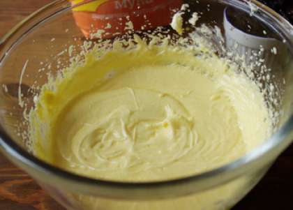 Предоставляем вам пошаговый вкусный рецепт кекса с изюмом с фотографиями.В небольшой емкости размягчите сливочное масло, добавьте к нему сахар и начинайте взбивать при помощи миксера. Постепенно по одному добавляйте слегка взбитые яйца.