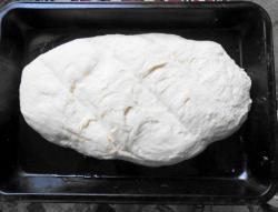 Когда тесто уже будет готово к использованию, начинайте формировать хлеб, придавая ему красивую форму, и слегка смочите водой. Затем ставьте в духовку и идите заниматься своими делами.