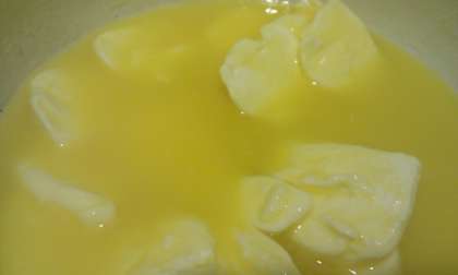 Для приготовления теста нам нужно будет растопить маргарин или сливочное масло. В растопленный маргарин добавляем сахар и спирт.