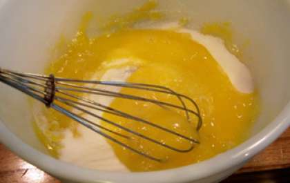 В отдельной миске взбиваем яйца при помощи венчика и добавляем немного соли. Теперь туда же добавьте полпорции сахара и хорошенько взбейте, до образования однородной массы.