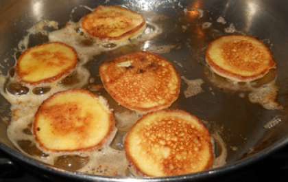 На сковороде с растительным маслом начинаем обжаривать наши домашние оладушки с двух сторон до золотистой корочки. Выложите оладьи на красивое блюдо и подавайте на стол.