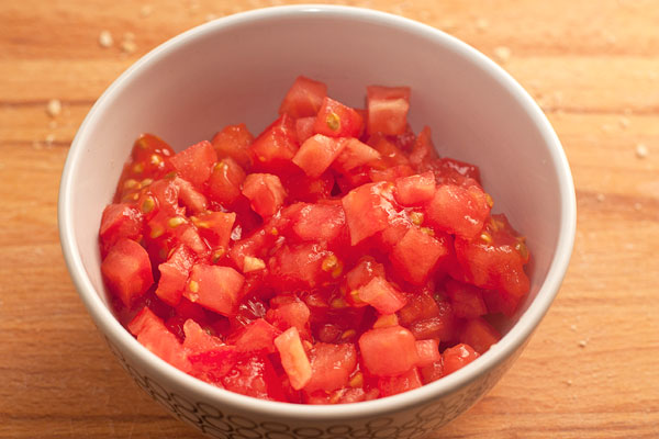 Спелые помидоры нарежьте мелкими кубиками. Если хотите  сделать блюдо совсем идеальным, предварительно снимите кожицу и удалите семена.
