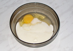 Возьмите яйцо, кефир и сахар и смешайте их, затем слегка взбейте миксером.