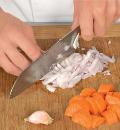 Очищаем лук, чеснок и морковь. Нарезаем морковь для последующего измельчения в блендере. Измельченный лук и чеснок обжариваем в 1 столовой ложке масла в течение 5 минут.