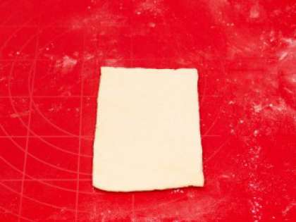 Сок сольем.Тесто раскатаем толщиной 0.4 см, нарежем прямоугольниками.