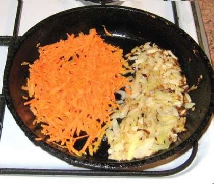 Сырую морковь натираем на крупной терке и обжариваем с луком на растительном масле.