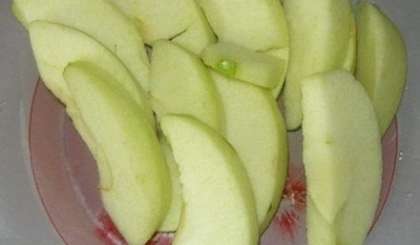 Для начала подготовим яблоки. Необходимо тщательно помыть яблоки. Затем их очистить от кожуры.  После этого надо нарезать яблоки дольками.