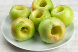 Предоставляем вам пошаговый рецепт печеных яблок с фотографиями.Яблоки хорошенько промойте, обсушите кухонным полотенцем и выньте аккуратно сердцевину.