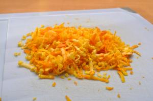 Апельсин помойте и обсушите салфеткой (полотенцем бумажным). После этого натрите самостоятельно цедру апельсина на терке. Орехи грецкие обдайте их кипятком, мелко нарубите.