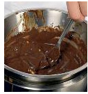 Для того чтобы шоколад хорошо лег на клубнику, ягоды должны быть полностью сухими. Когда клубника обсохла, приступайте к шоколаду. На водяной бане растопите шоколад, предварительно разломав его на маленькие кусочки. В процессе постоянно шоколад помешивайте.
