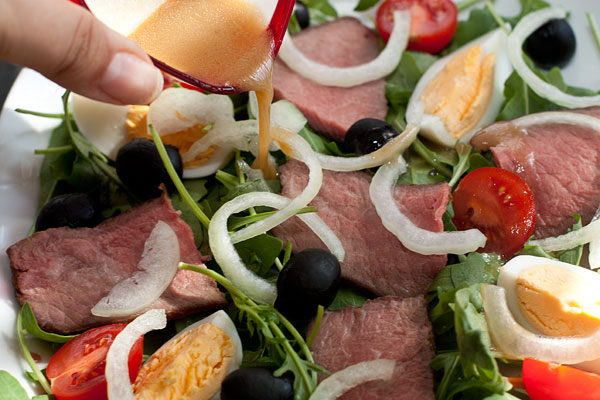 Для заправки  все ингредиенты смешайте вилкой до однородности и полейте ею салат.