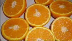 Вымыть хорошо апельсины и ошпарить их кипятком, обсушить полотенцем и разрезать на две половинки.