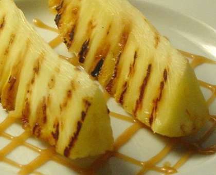 Далее замаринуем ананасы в сиропе:В охлажденный сироп добавляем  ананасы, накрываем их крышкой и  оставляем на ночь в холодильнике. После того как ананасы замариновались, поджариваем их на гриле.