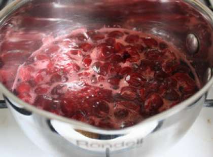 Берем ягоды, например, вишню. Выкладываем ее в сотейник и заливаем стаканом воды. Высыпаем две столовые ложки сахара и все перемешиваем. Доводим до кипения, потом кипятим две минуты. Следим, чтобы ягоды не пригорали.
