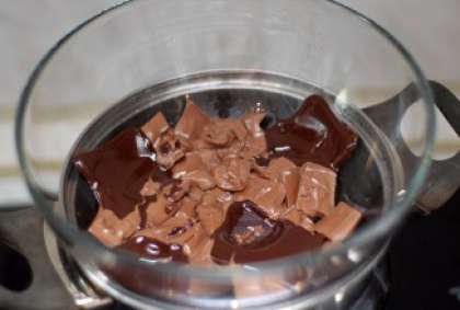 Пока наше желе застывает, на водяной бани растапливаем шоколад. Для полноты вкуса смешайте два вида шоколада: горький и молочный.