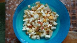 К мандаринам также добавляем яблоки, грушу и банан. Все также нарезаем кубиками и отправляем в глубокую чашку к мандаринам. Фрукты нужно перемешать.