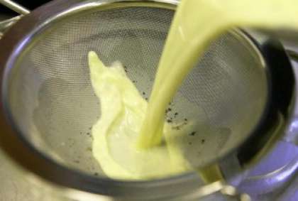 Достаем наше тесто и процеживаем его через мелкое сито. Кусочки стручка ванили должны остаться в сите, а семена в тесте.