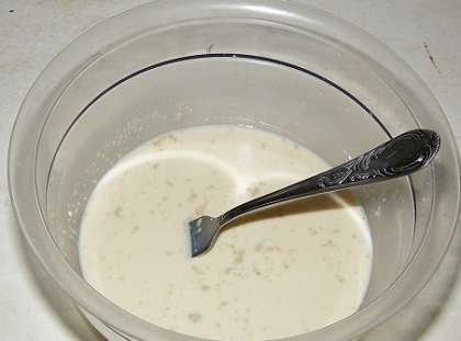 Смешайте в миске стакан теплого молока, затем добавьте дрожжи, и тщательно перемешайте своими руками. Поставьте в теплое место на 30 минут, чтобы опара поднялась.