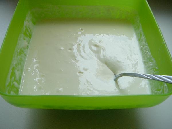 Первым делом отправляем масло в морозилку. Тем временем готовим начинку. Смешиваем творог, яйца и сахар до однородности.