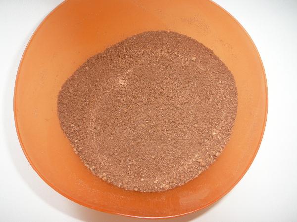 Добавляем к муке 3/4 чайной ложки соды (соду не гасим!), 1,5 столовой ложки сахара и 3 столовой ложки с горкой какао. Перемешиваем холодной ложкой до равномерного распределения какао.
