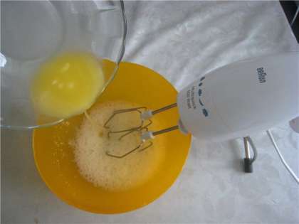 К яйцам добавить размягченный сливочный маргарин.
