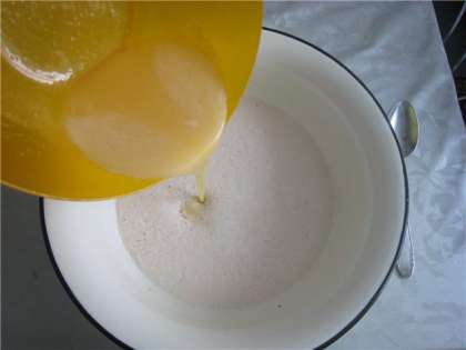 В полученную смесь добавить сахар.Выливаем в миску дрожжи, к ним добавляем смесь из маргарина, яйца и сахара. Все нужно тщательно перемешать.