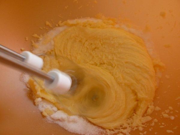 Мягкое сливочное масло нужно взбить с сахаром, ванильным сахаром и щепоткой соли до однородной кремовой консистенции. Взбивать следует на самой низкой скорости минут 5-7.