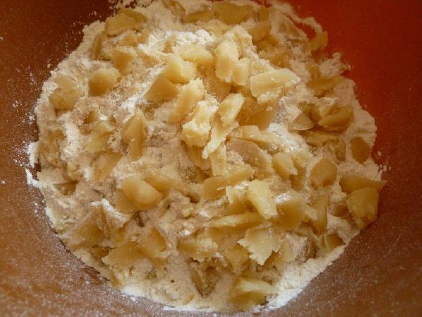 Марципан нарезать маленькими кусочками и добавить к просеянной муке. Марципан нужно использовать самый простой, без вкусовых добавок, так называемый сырой марципан - это просто смесь миндальной массы с сахаром.