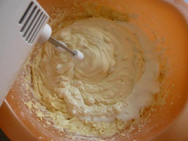 Теперь можно осторожно добавить к масляно-яичной смеси муку с марципаном и йогурт. Тесто можно еще минуту взбить миксером. Я использовала йогурт жирностью 3,9%, вы можете выбрать жирность на свой вкус.