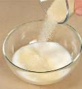 В половине стакана молока на полчаса замочите желатин.  Вылейте вторую половину оставшегося молока и поставьте  на плиту, всыпьте ванильного сахара.