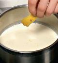 В подогретое молоко добавьте молоко с желатином, грейте и размешивайте.