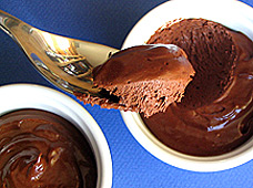 После этого возьмите 2-3 стаканчика, можно взять креманки. Затем смажьте маслом, можно выстелить пищевой плёнкой. Разлейте шоколадную массу в каждую формочку. Поставьте в холодильник вкусный шоколадный десерт для остывания.