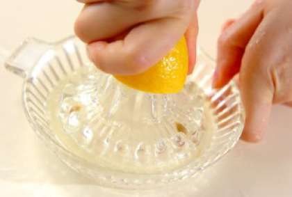 После этого помойте оставшиеся лимоны (11 шт.). Потом из них необходимо выжать сок.