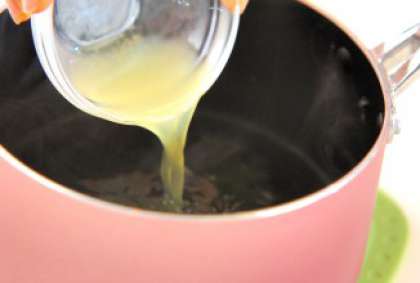 Затем перелейте отжатый в домашних условиях сок лимонов в кастрюлю и добавьте сахара необходимое количество. После чего нагрейте сок, постоянно помешивая до полного растворения сахара.