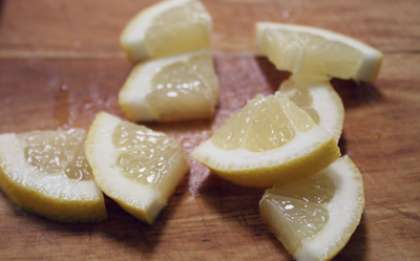 Оставшийся лимон нарежьте небольшими ломтиками. Приготовленный самостоятельно желейный сироп снимите с плиты и немного остудите, прежде чем разливать его по формам.