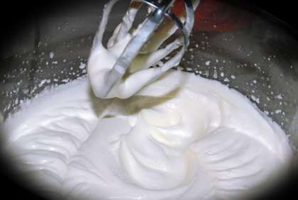 Перед тем как приступить к приготовлению вкусного десерта своими руками, простые сливки нужно охладить, желательно - минут 7-10. Для этих целей можно использовать домашнюю морозильную камеру. Затем возьмите миску или другую посуду и самостоятельно налейте в нее охлажденные сливки. Добавьте сахар. Включите миксер и тщательно взбейте их на небольшой скорости. Масса после взбивания должна быть пышной и блестящей и  при этом оставаться на венчике.