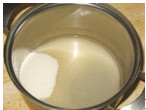 В кастрюлю наливаем воды, добавляем сахар. Доводим смесь до кипения, убавляем огонь и варим до растворения сахара. Полученный жидкий сироп необходимо остудить.