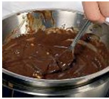 На водяной бане растопим плитку черного шоколада, добавим жидкие сливки, перемешаем эту смесь. Доводить до кипения смесь в сотейнике не нужно.