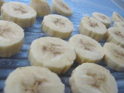 Нужно взять спелые сладкие бананы, очистить их от кожуры. Нарезать бананы небольшими кружочками. Положить бананы на разделочную доску или на блюдо и поставить в холодильник. Нам нужно, чтобы бананы замерзли.